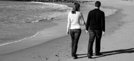 Couple-walking-on-beach-